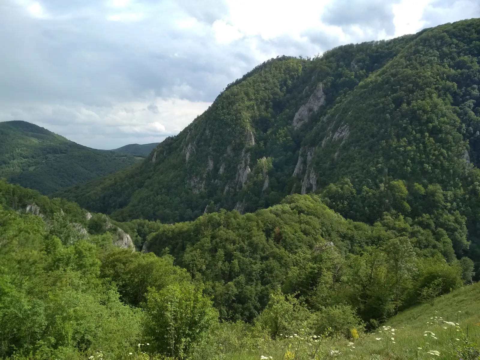 Potecile Kőcsűr, Lupilor, Capelei din Cheile Vârghişului