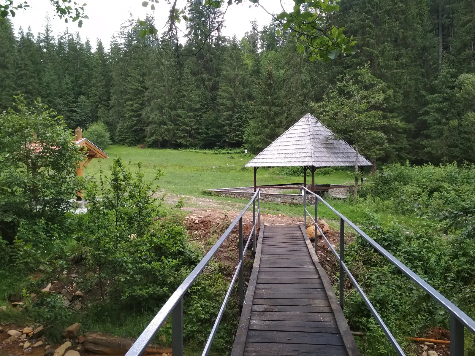 DN 13A (Dealul Piatra Colibei) - sat Băile Chirui - Colţul Chirui