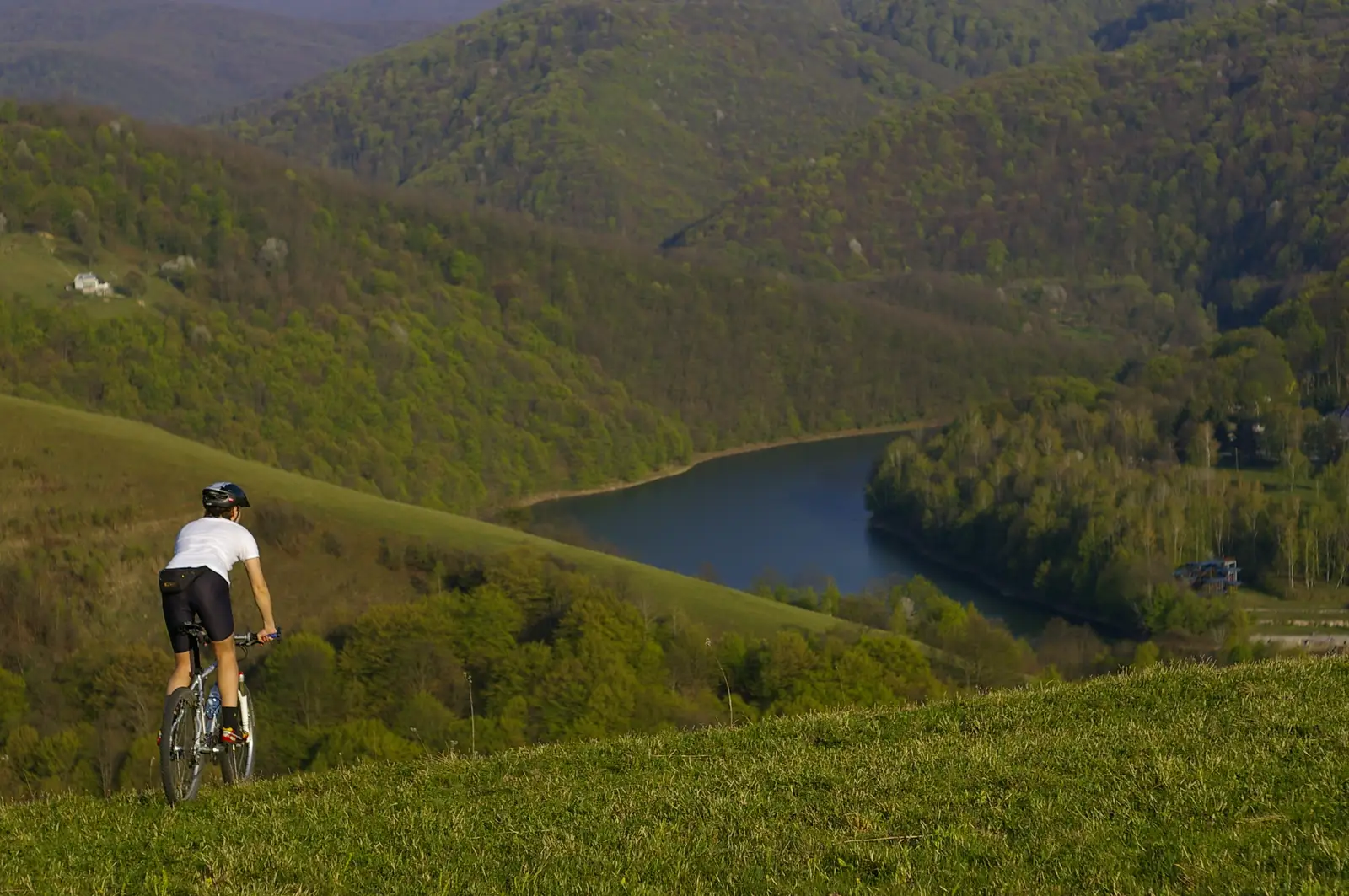 Traseul lacurilor din Banatul Montan