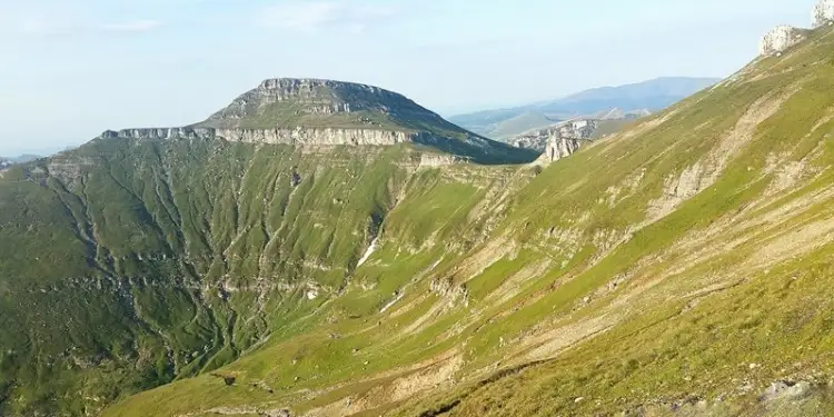 Busteni-Poiana Costilei-Pichetul Rosu-Prepeleag-Bucsoiu-Omu-Valea Cerbului- Poiana Costilei-Busteni