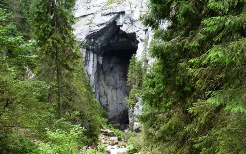 Circuitul Cetăţilor Ponorului de la Cantonul Glavoi