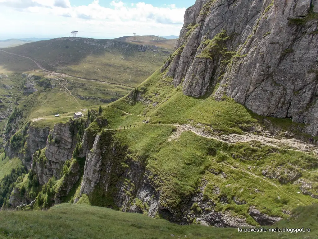 Bușteni - Jepii Mici - Cabana Caraiman - Crucea Eroilor - Sfinxul - Babele - Cabana Piatra Arsă - Stâna Regala - Sinaia