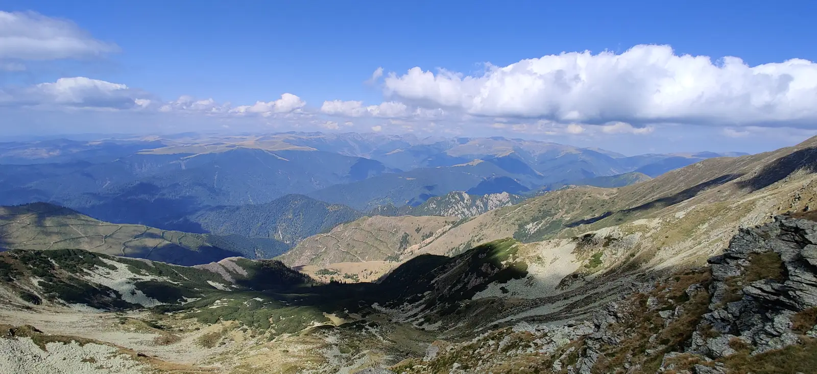 Cabana Voina - Refugiul Iezer - Vf. Iezeru Mare - Vf. Rosu - Plaiul lui Patru - Cabana Voina