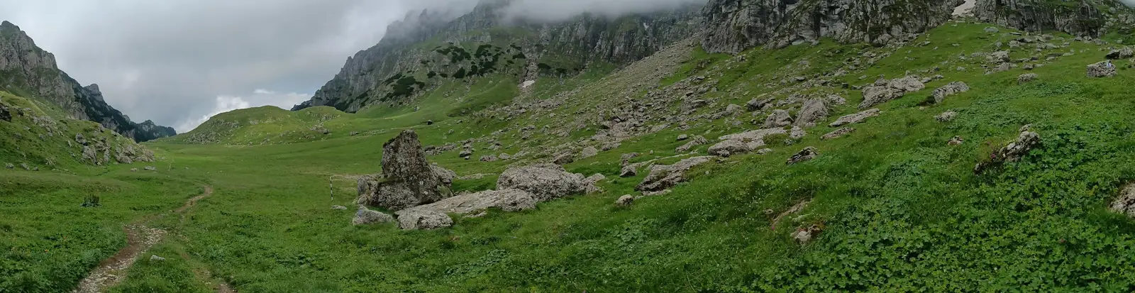 Cabana Gura Diham - Cabana Poiana Izvoarelor - Pichetul Roșu - Cabana Mălăiești - Cabana Omu - Valea Cerbului - Cabana Gura Diha