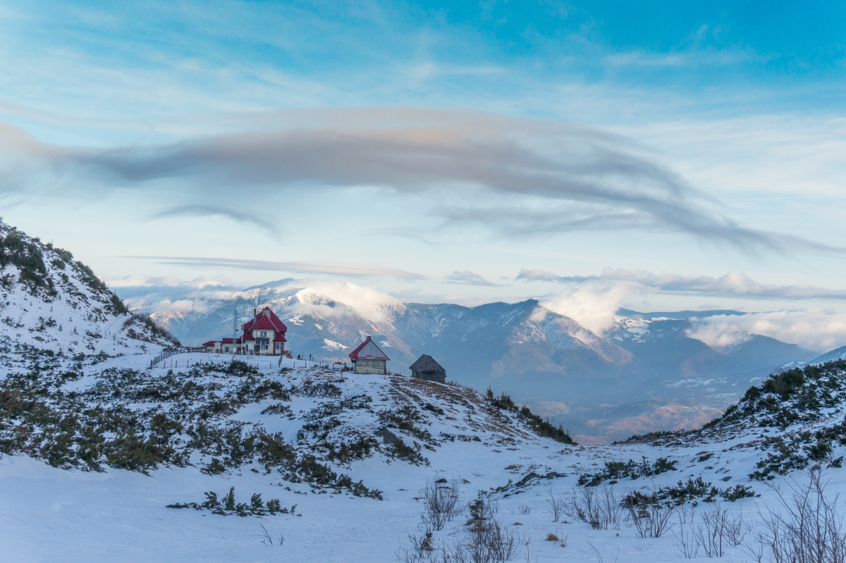 Stația meteo vegheată de nori fotogenici - Alina Cîrja