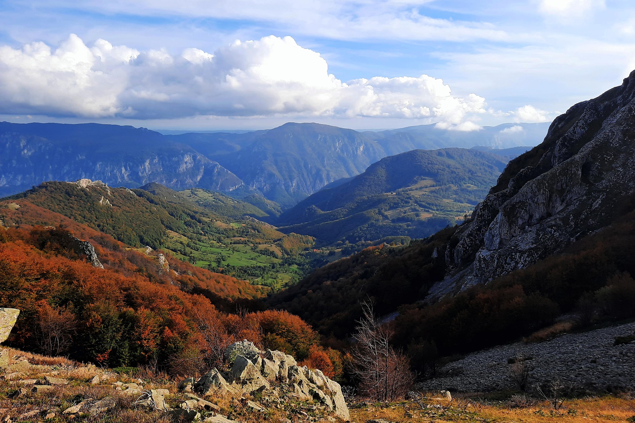  Şaua Prislop - belvedere spre Zascol, cătunul Bedina, biserica din Dobraia, munţii Mehedinţi. - Sima Constantin