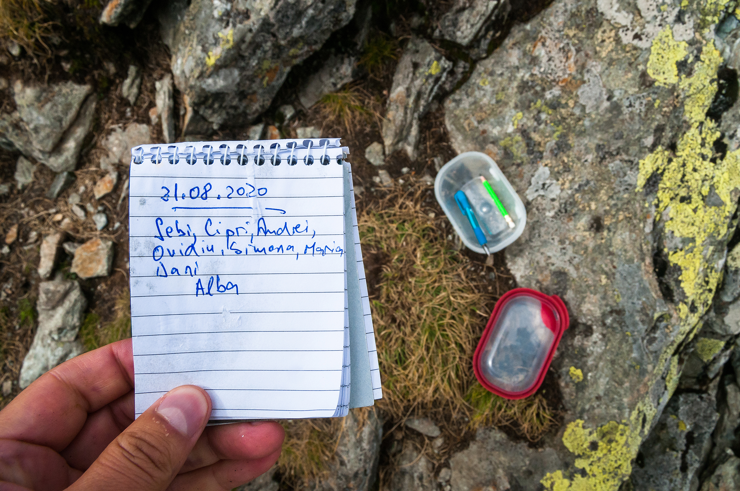  Găsim o cutiuță geocaching și ne scriem și noi numele în carnețel. Îl punem apoi la locul lui, pentru alți găsitori.