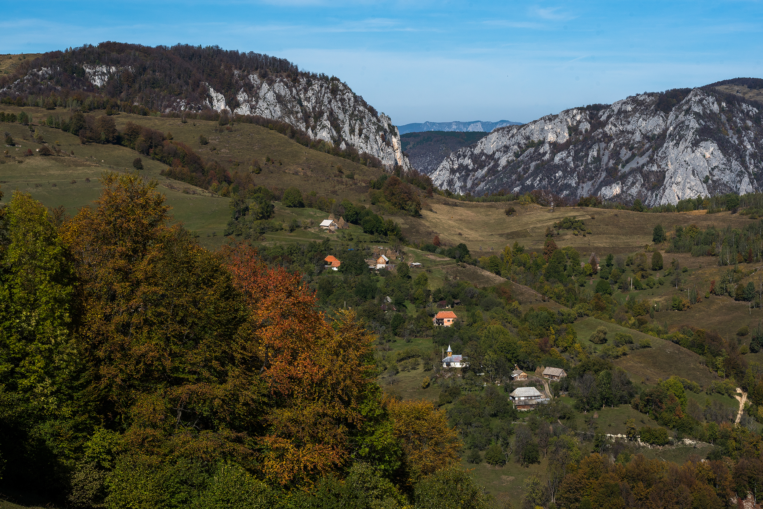  Cătunul Tecșești văzut dinspre Piatra Cetii