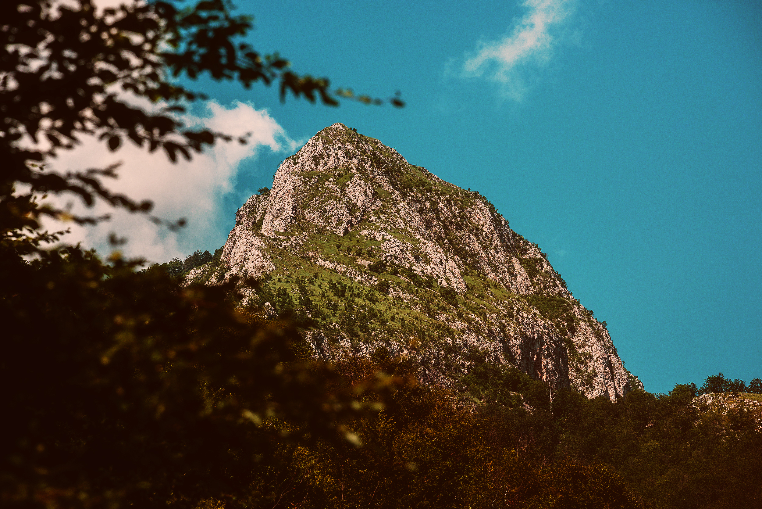  Stâncile La Călugări văzute din Valea Galda