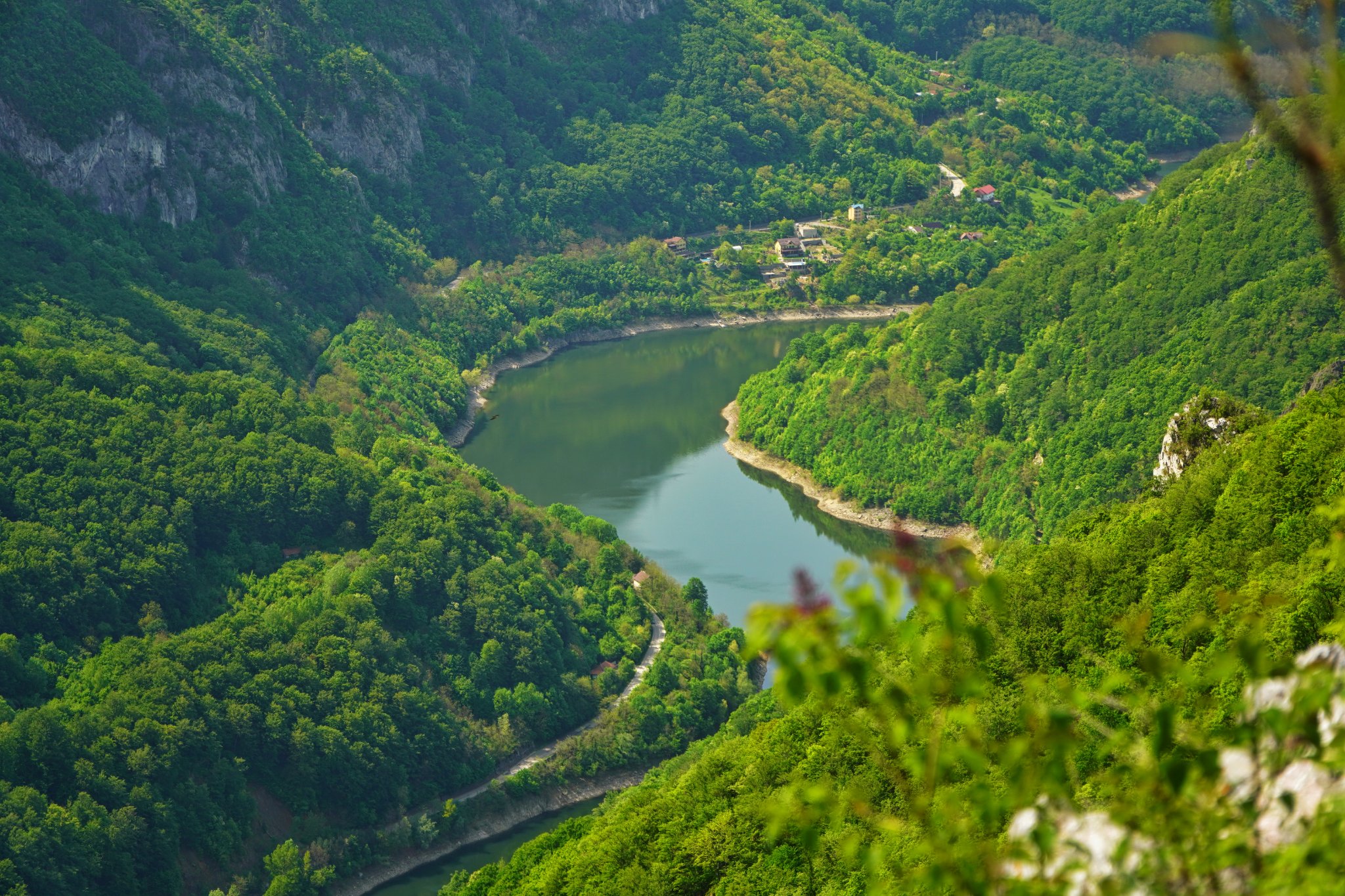  În urcare spre Poiana Cicilovete, vedere spre Lacul Prisaca - Adrian Vintilă