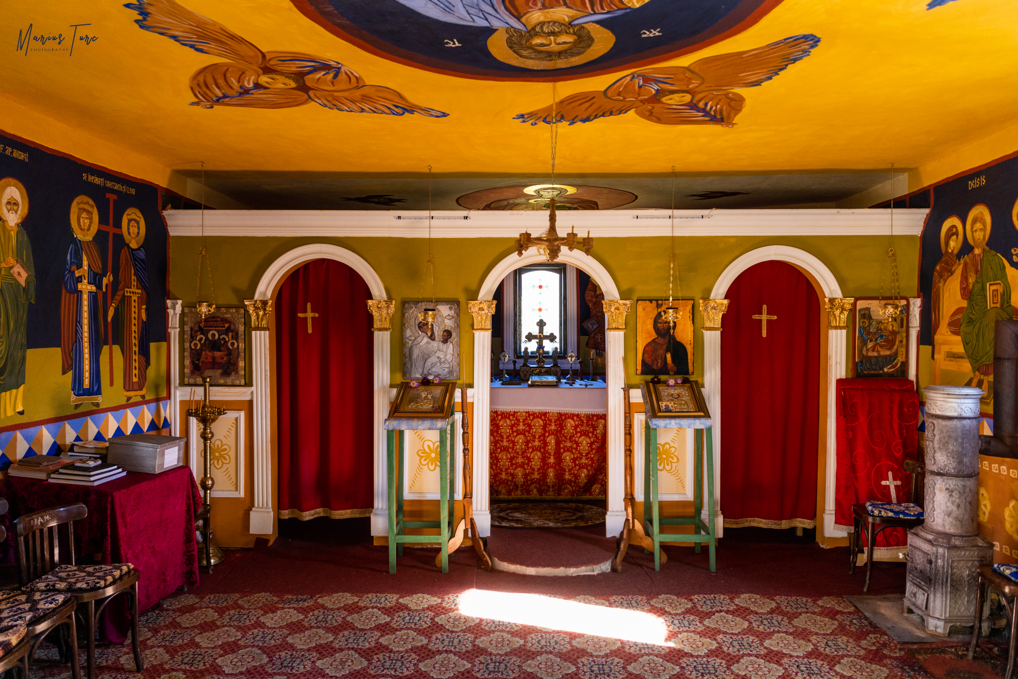  Interior capela bisericuţa de la Ineleţ - Marius Turc