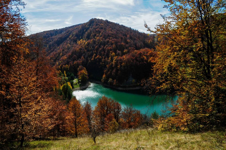  Lacul Ighiel, imprejmuit de culmi impadurite - Daniel Morar