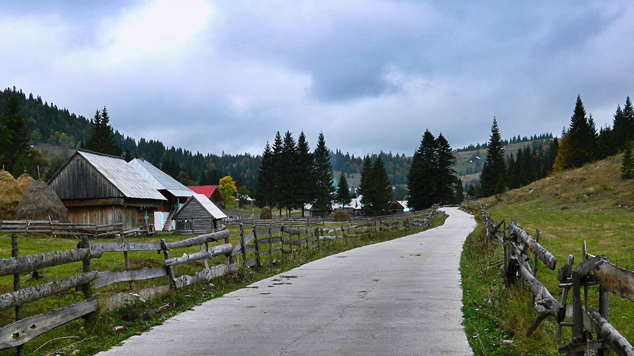  Drumul spre satul Ghețarul - Călătorii la Singular
