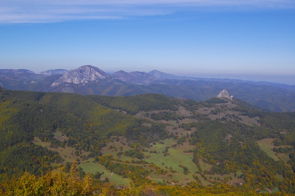  10mn vedere de pe piatra craivii spre piatra cetii si piatra bulzului - 21