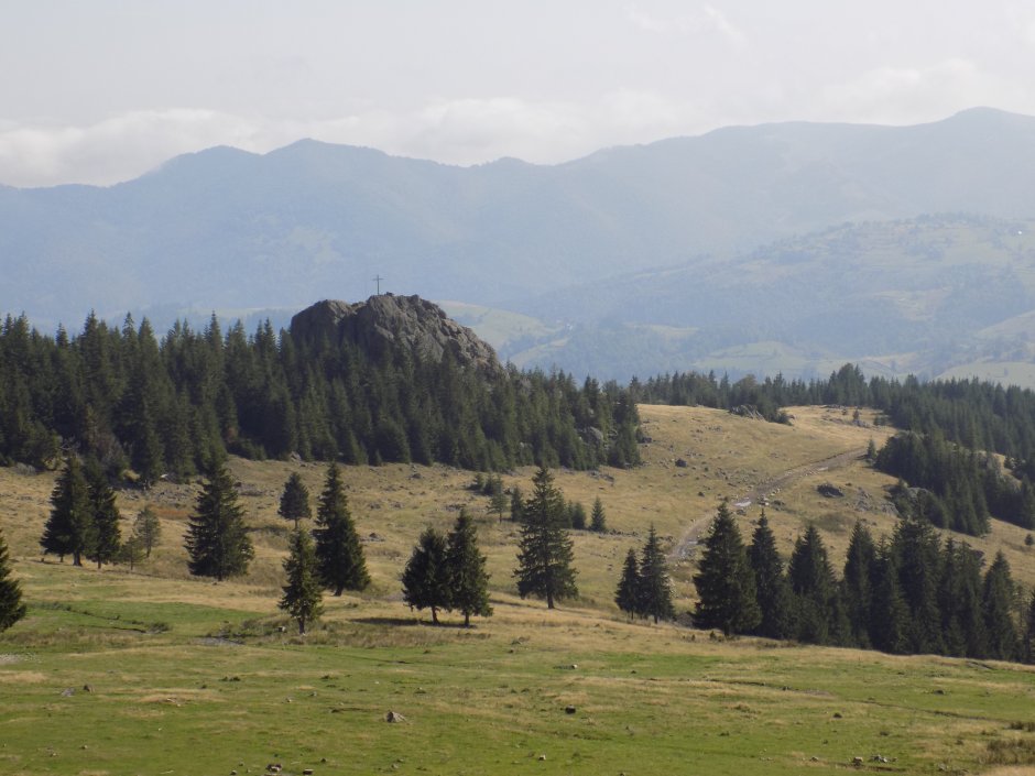 _13MN_img_02 Piatra Banisorului vazut din traseul 2 CA.jpg