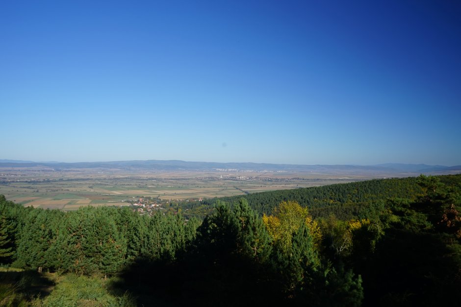  26mn img 15ta muntii baraolt si orasul sfantu gheorghe vazut din capatul traseului marcat cu triunghi albastru