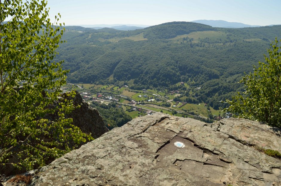  27mn img 10pa vedere din apropierea varfului pipas spre valea slanicului