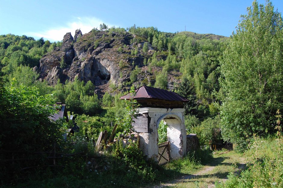  30mn img 03 pr poarta veche in rosia montana in spate minele vechi 