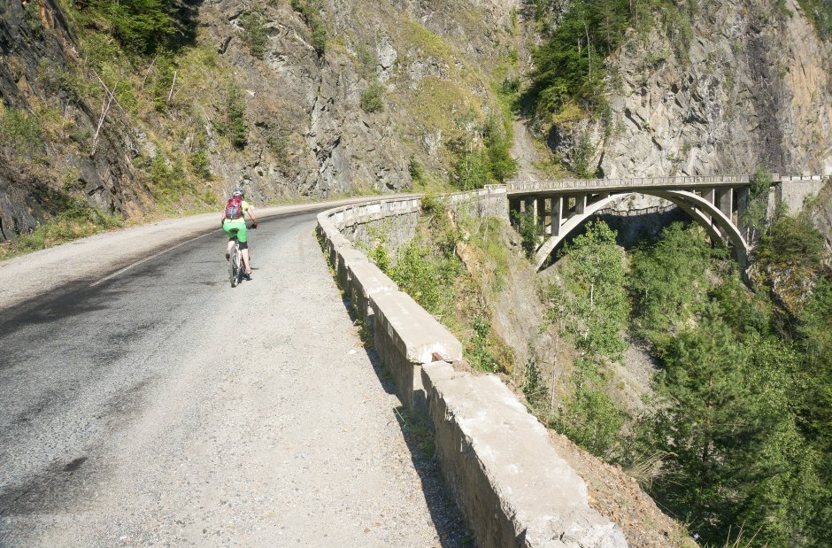  3mb urcand cu bicicleta pe transfagarasan spre barajul vidraru - 41 res