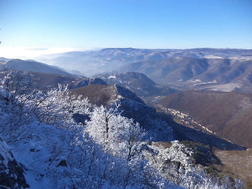  Valea Cernei spre Cazanele Dunării și vf. Veliki Strbac (Serbia) - Cosmin Birău